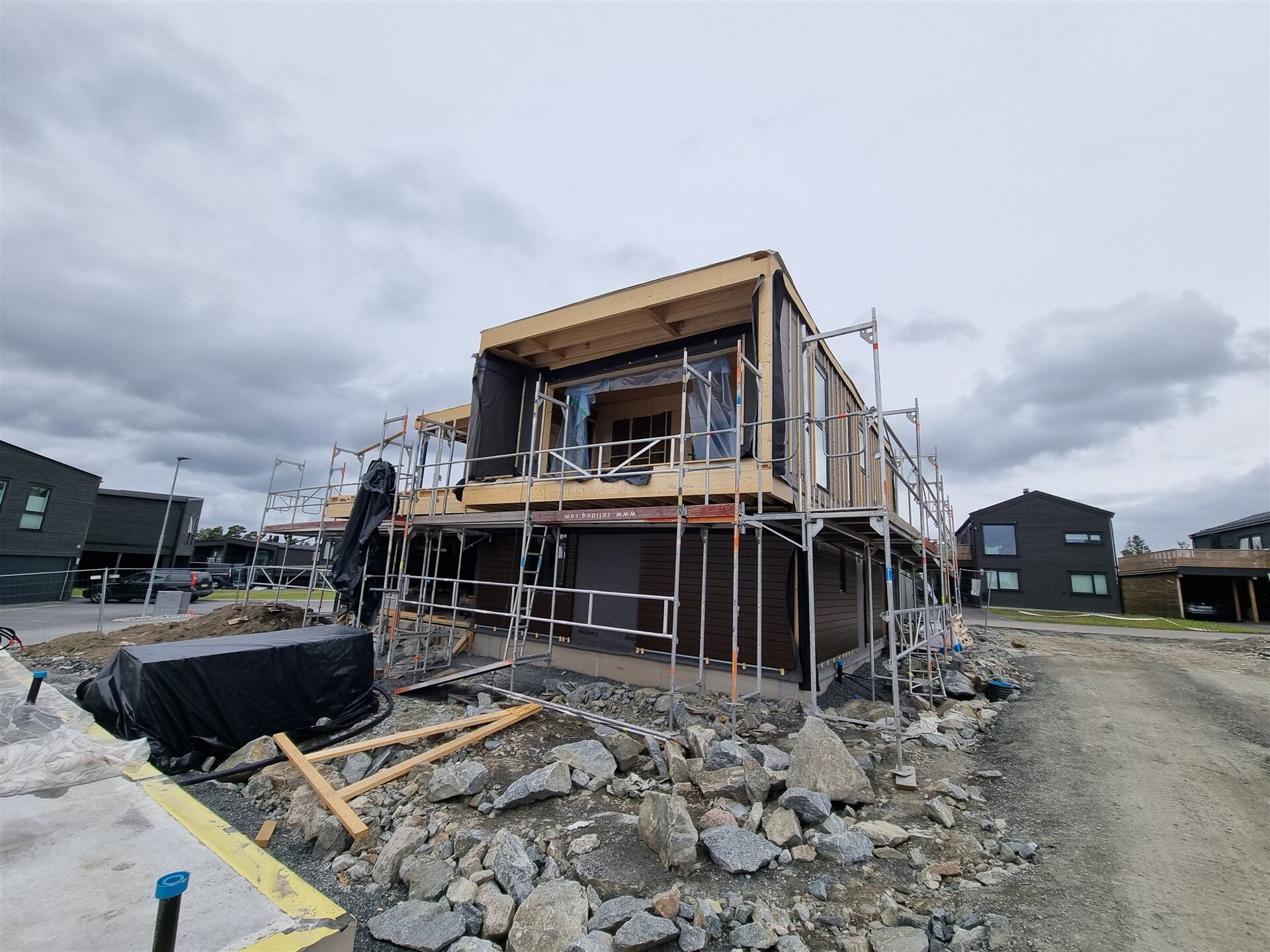 Montage van houtskeletwoning op locatie in Noorwegen