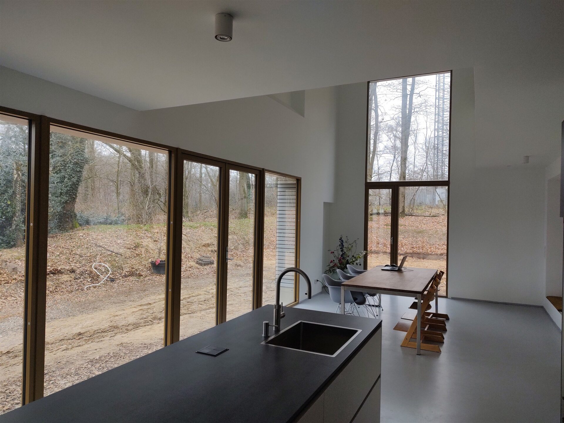 Interieur met uitzicht op het bos