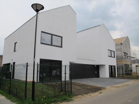 Twee-onder-een-kapwoning met decoratief pleisterwerk