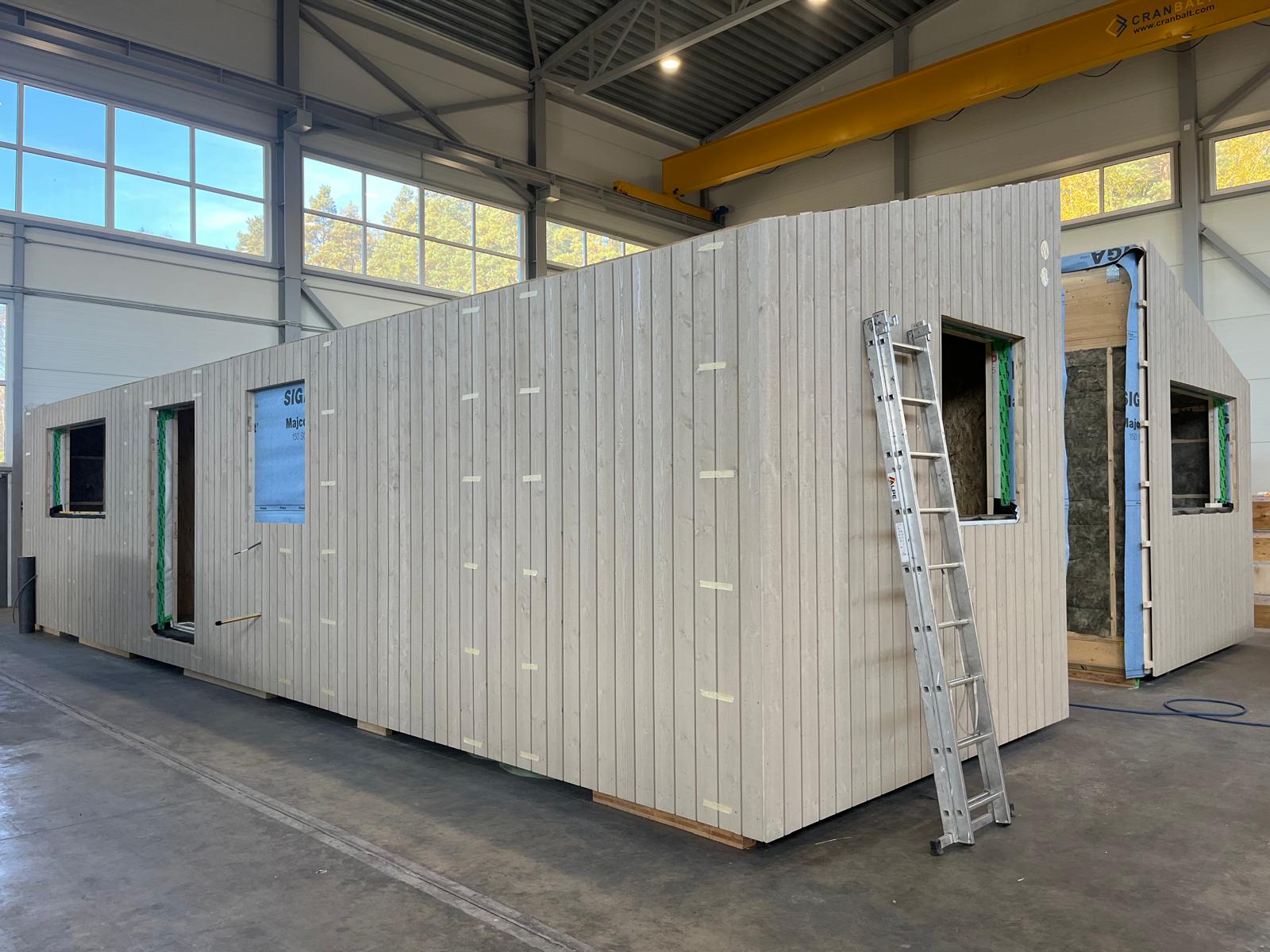 Montage van modulaire woning in de fabriek
