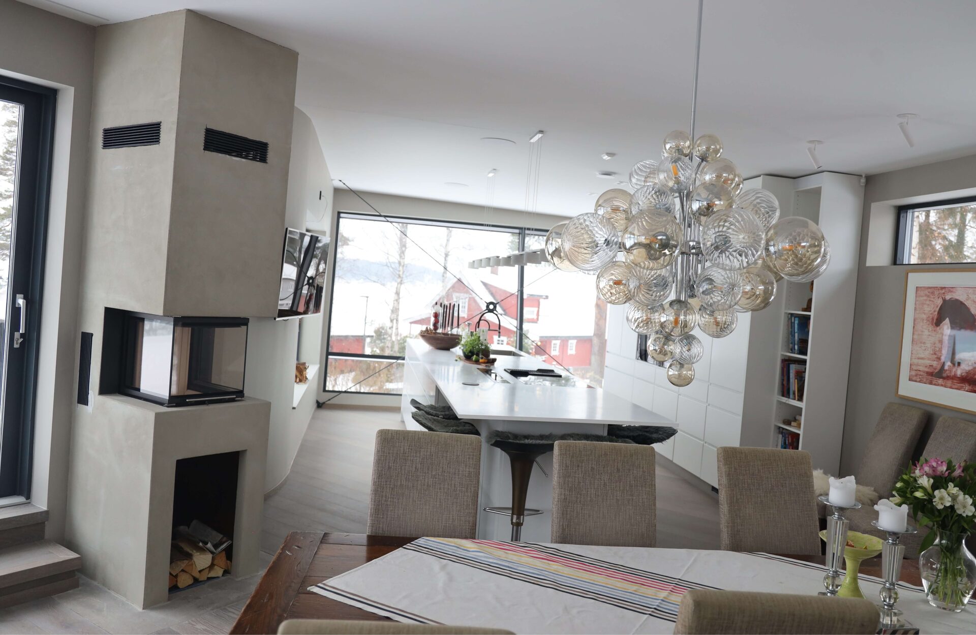 Interieur van moderne houten woning in Noorwegen