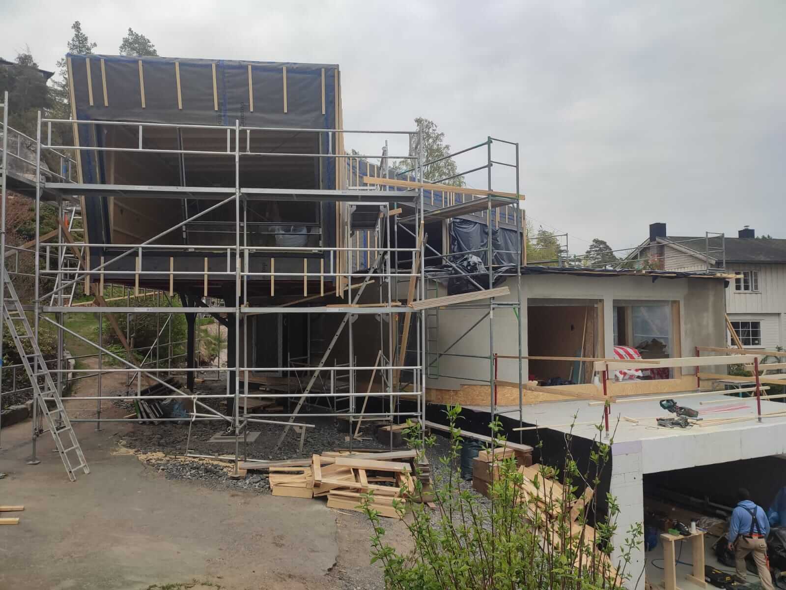 Montage van complexe houten woning
