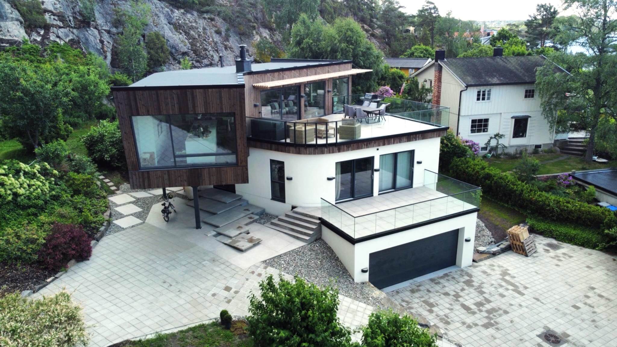 Complexe woning met overkragingen en gebogen wanden