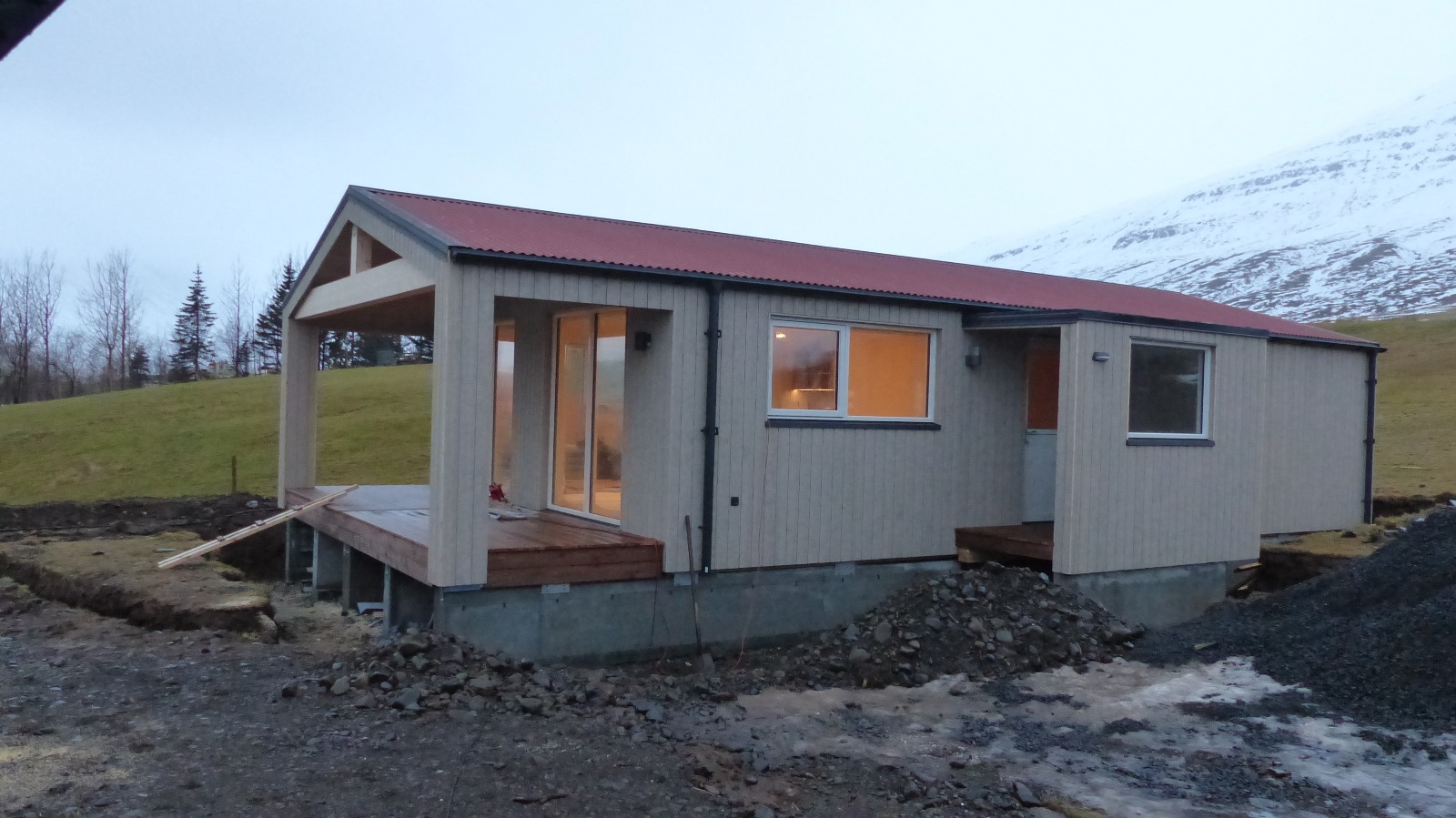 Gevel en terras van modulaire woning