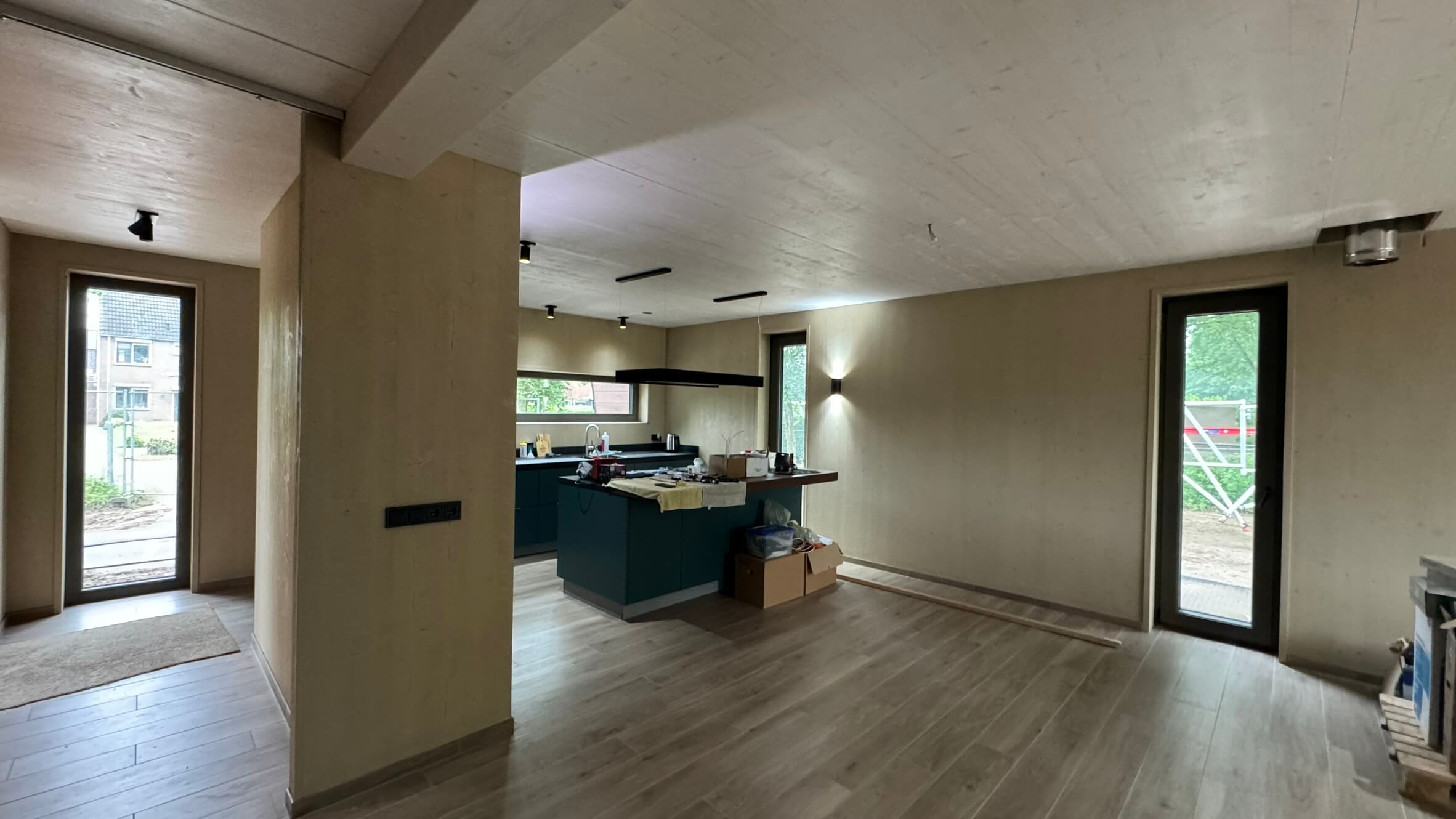 Interieur met geschilderd CLT