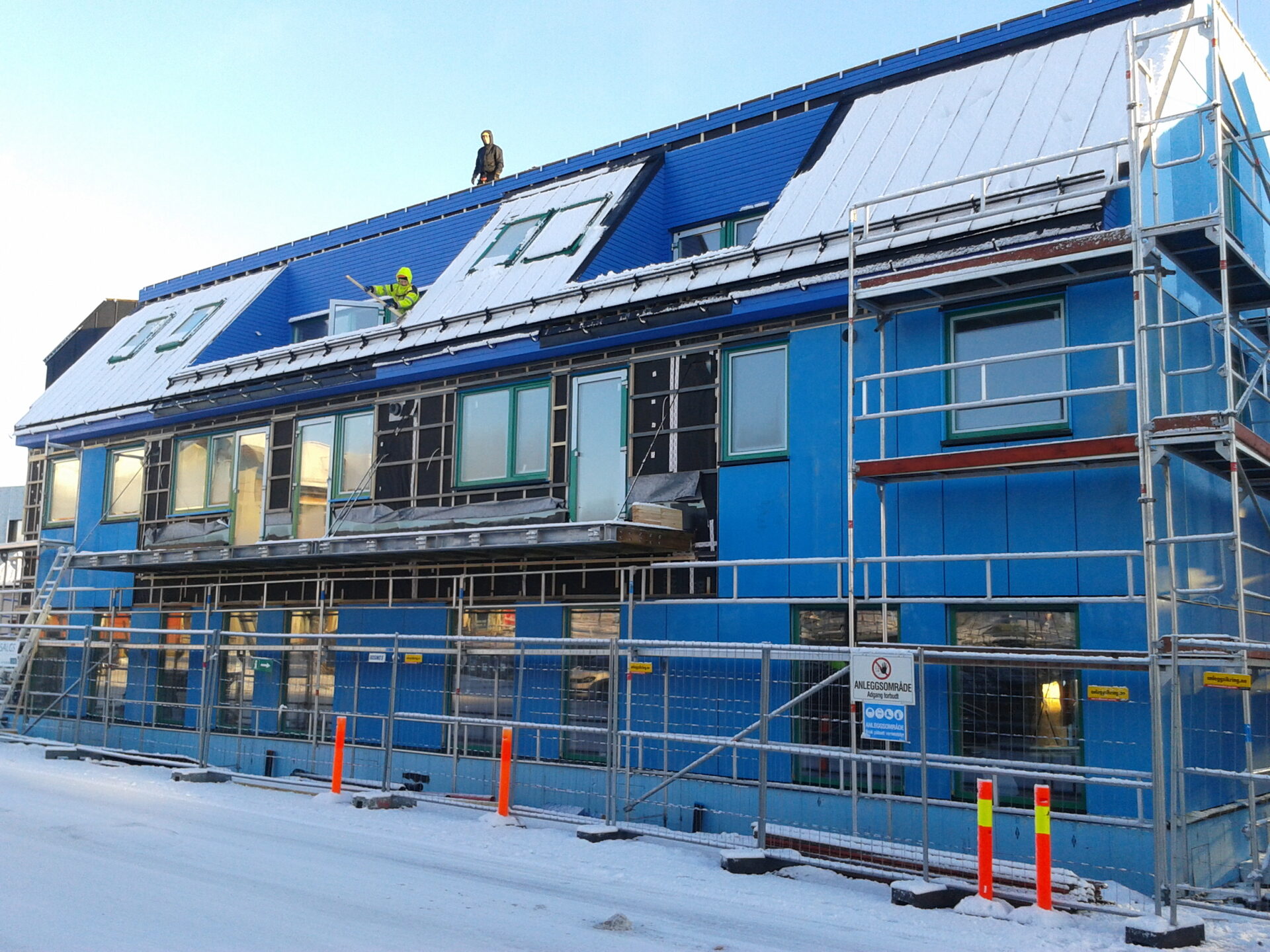 Montage van infill-panelen op locatie in Noorwegen