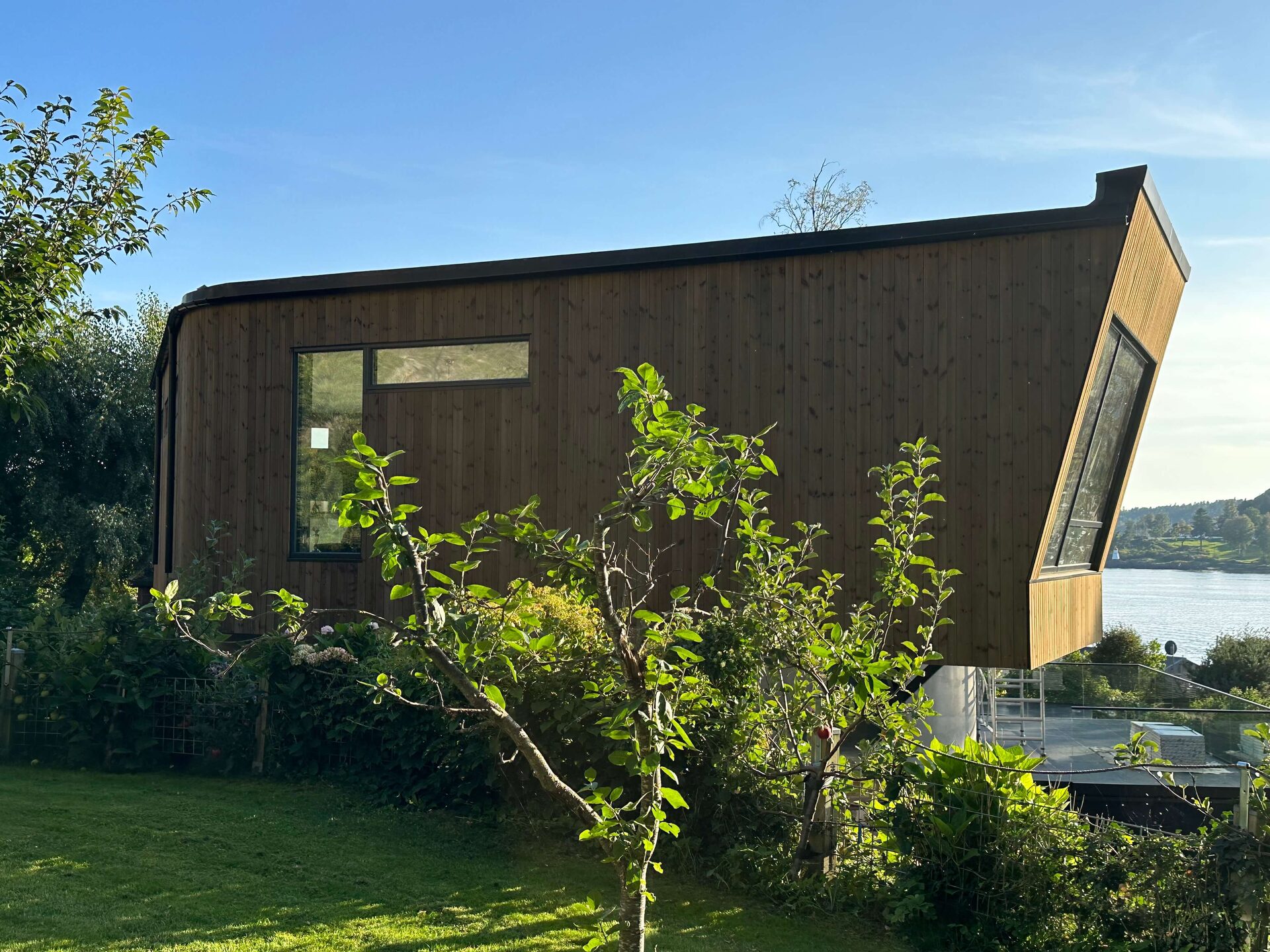 Houten woning in Noorwegen met gebogen wanden