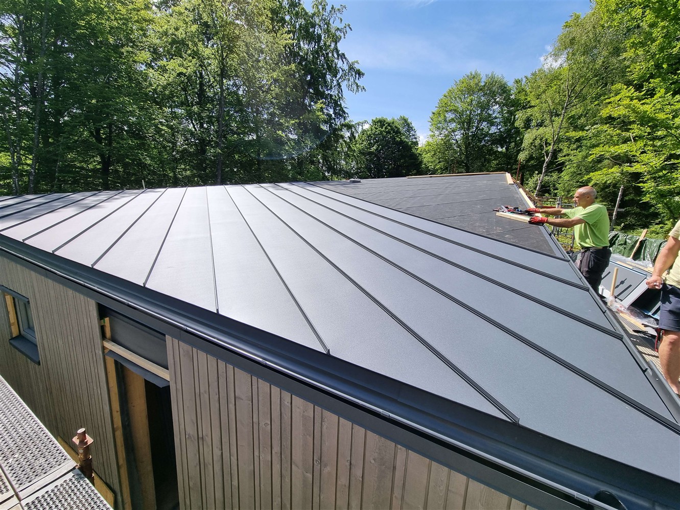 Dakbedekking aanbrengen op houten woning