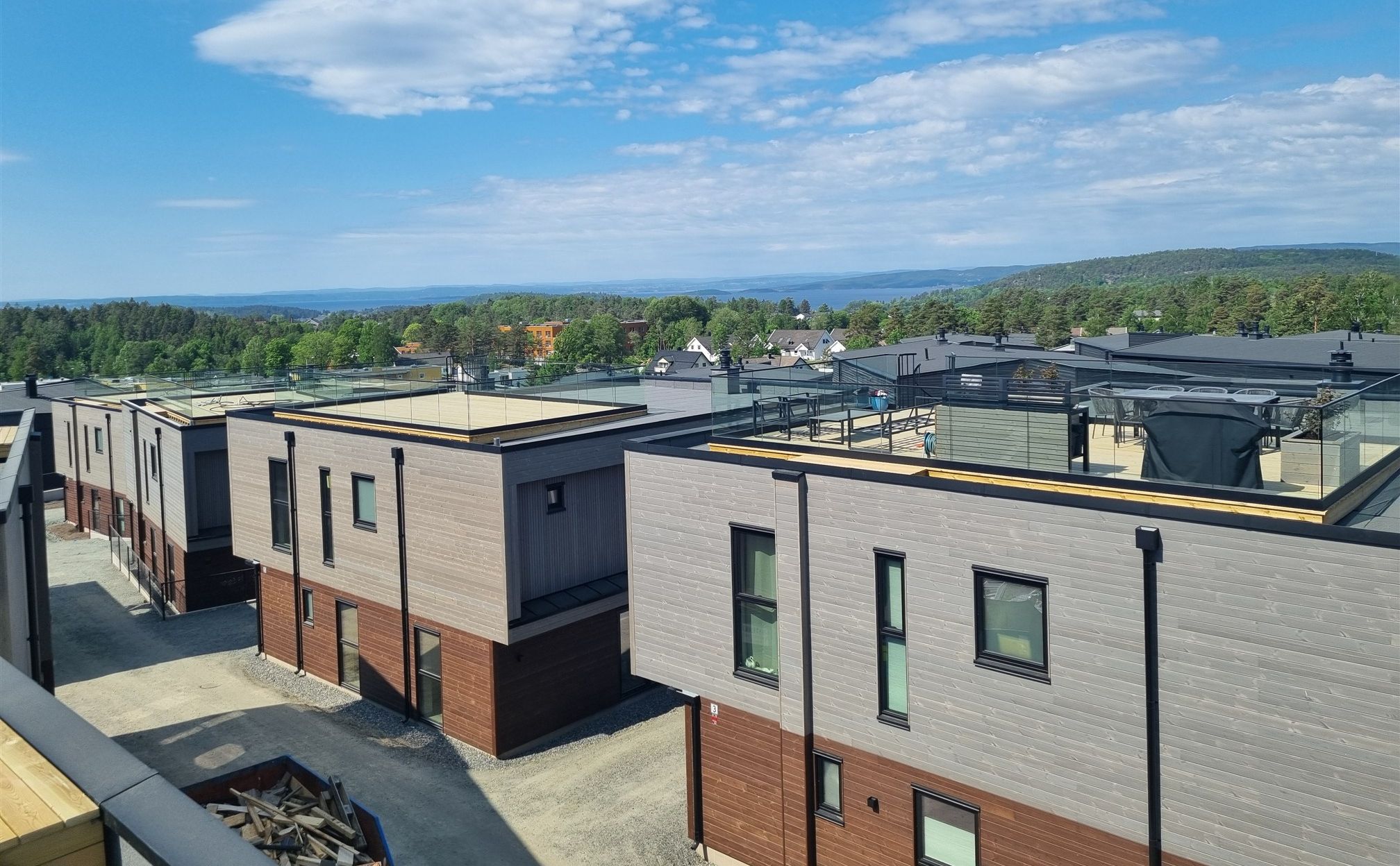 Uitzicht vanaf het balkon op houten woningen