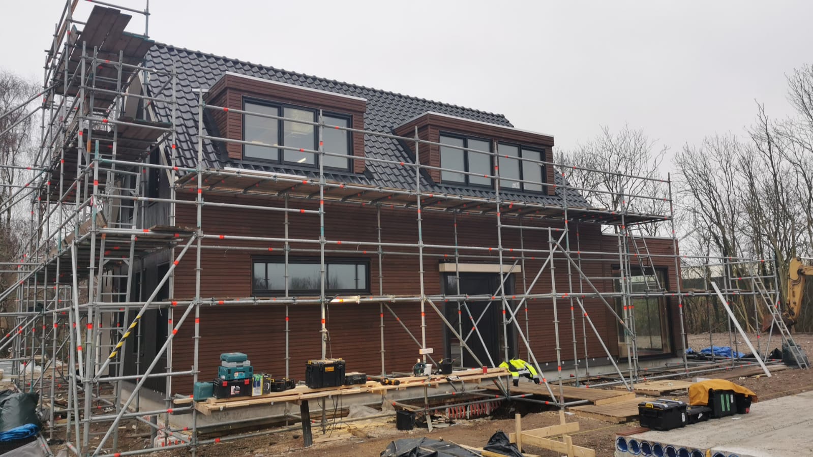 Montage van houtskeletwoning met steigers