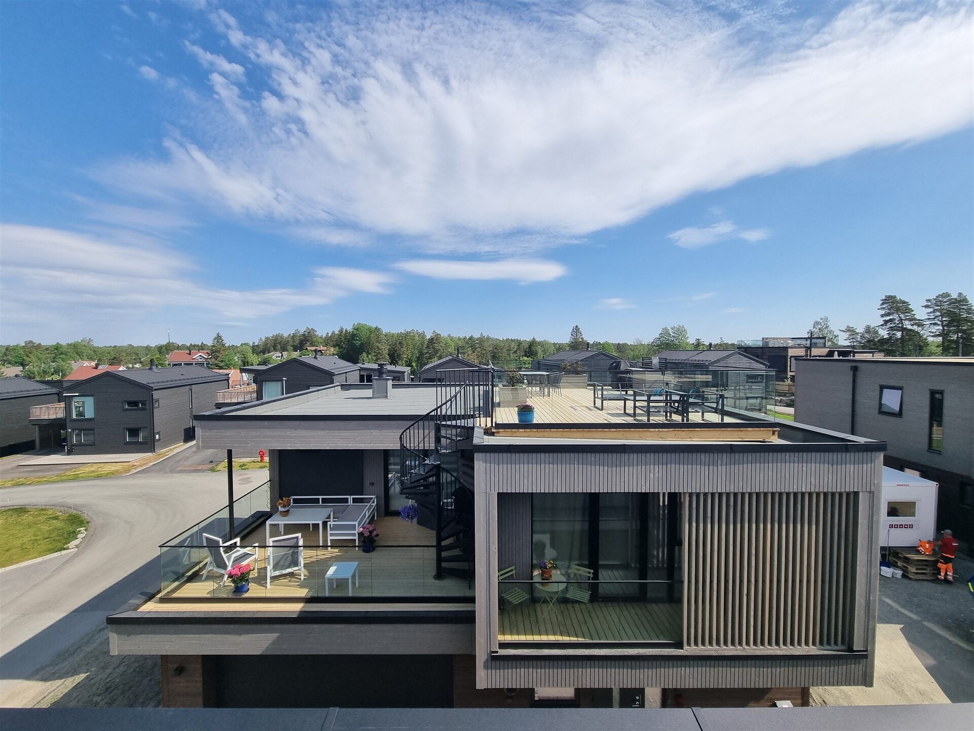 Uitzicht vanaf het balkon op een houtskeletwoning
