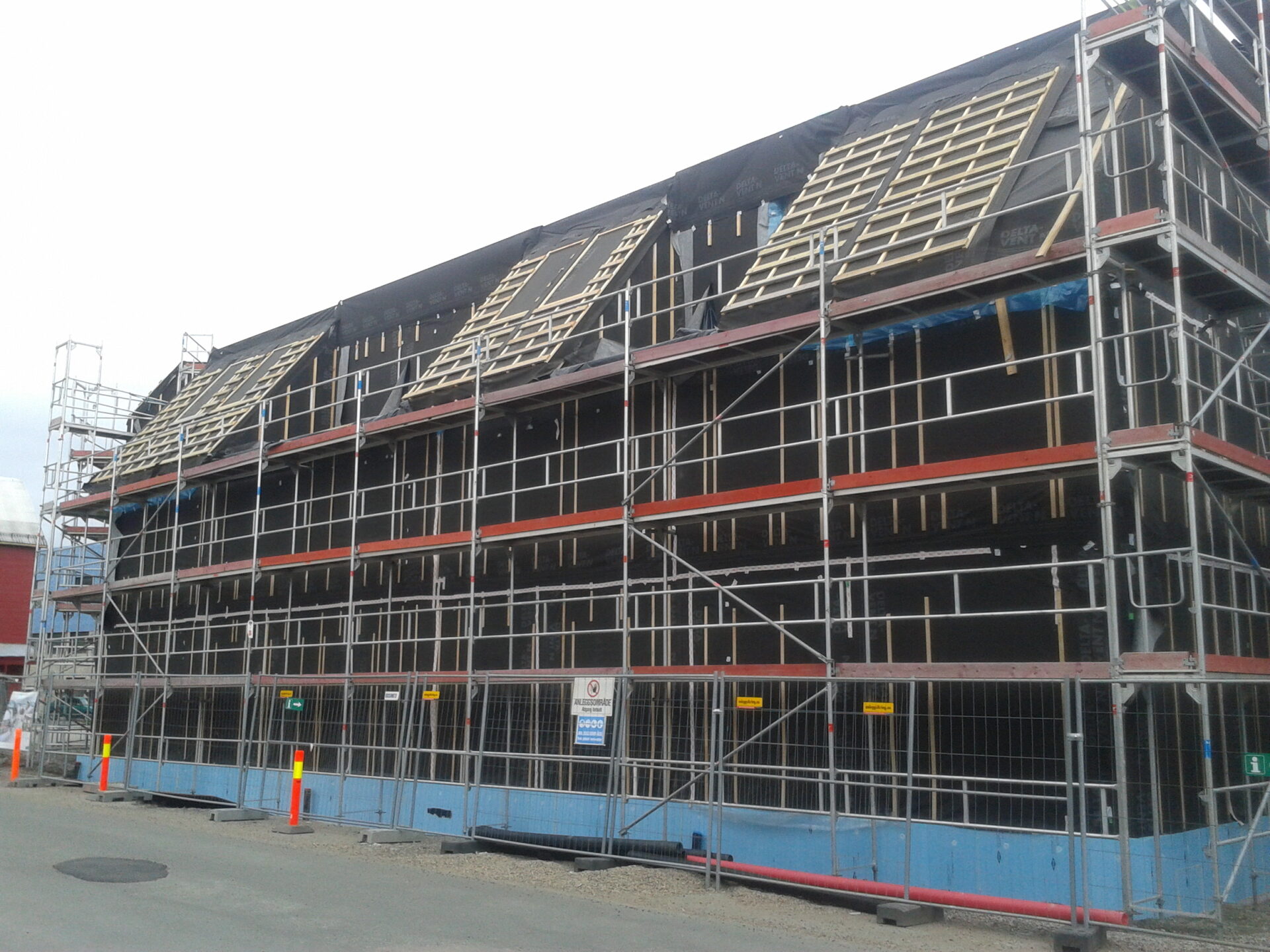Montage van woning met houten panelen en gewapend beton