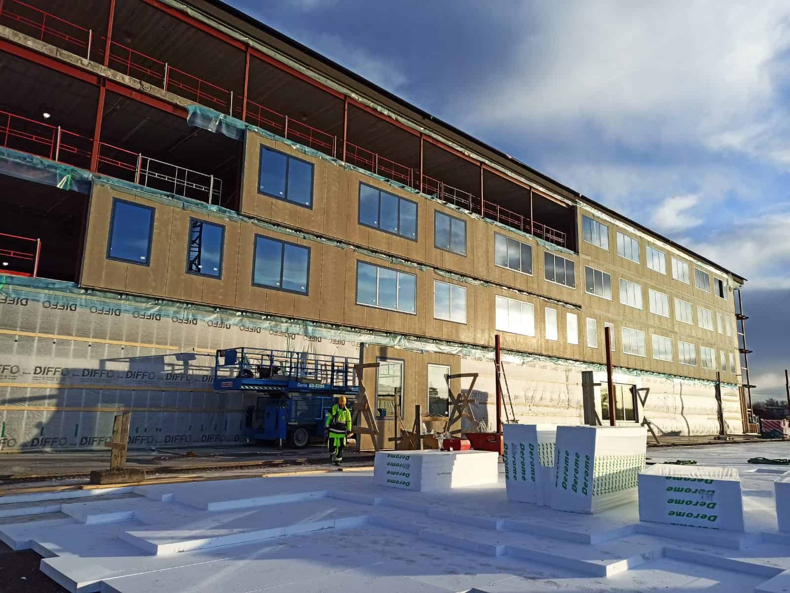 Montage van infill-panelen in Zweden