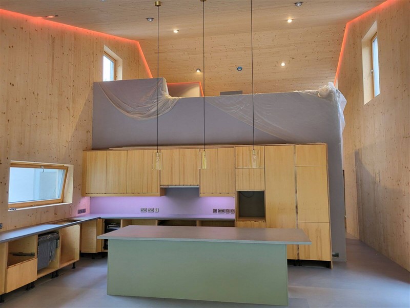 Interieur van houtskeletwoning met CLT in het zicht
