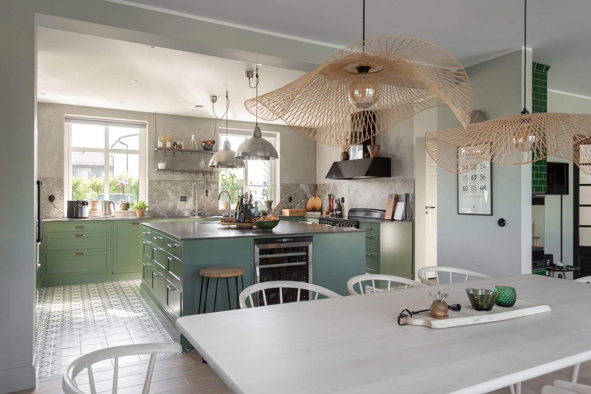 Interieur met keuken en eethoek