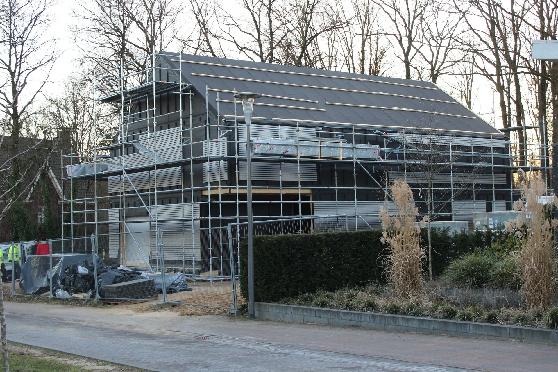 Gevelmontage van houtskeletwoning vanaf steigers