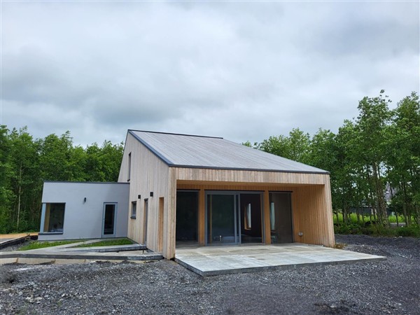 Houten woning met delengevel en bitumen dak