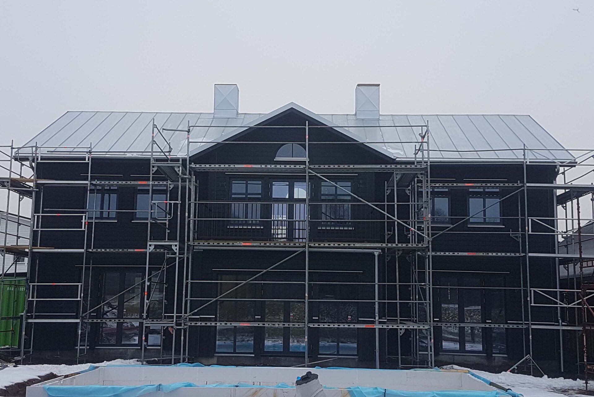 Gevelmontage van houtskeletvilla in Zweden