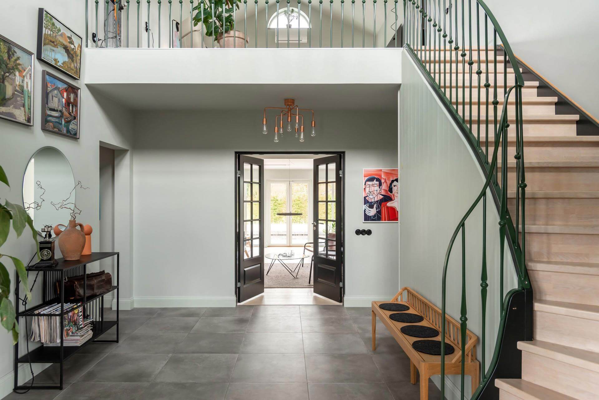 Interieur met trap en hoofdentree